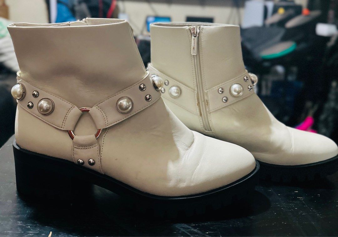 auth KARL LAGERFELD White Leather Boots with Pearls Size 9 X Chanel