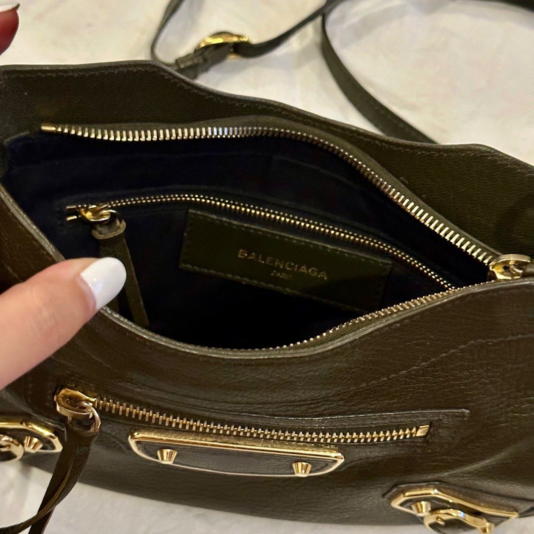 Balenciaga Hip Bag (Category: Luxury Bags & Wallets) located in Manila. Submitted by beyondthebag (Listing ID 1252784820, Image 3). Description: Condition: 8.5/10 ✨ Rank: A (excellent condition! ✨) With dustbag Very minimal signs of use of course since this is one of my go to bags 🥰 but otherwise excellent.