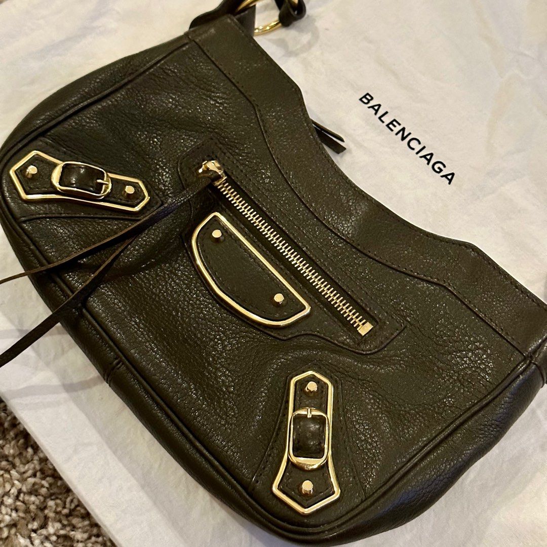 Balenciaga Hip Bag (Category: Luxury Bags & Wallets) located in Manila. Submitted by beyondthebag (Listing ID 1252784820, Image 2). Description: Condition: 8.5/10 ✨ Rank: A (excellent condition! ✨) With dustbag Very minimal signs of use of course since this is one of my go to bags 🥰 but otherwise excellent.
