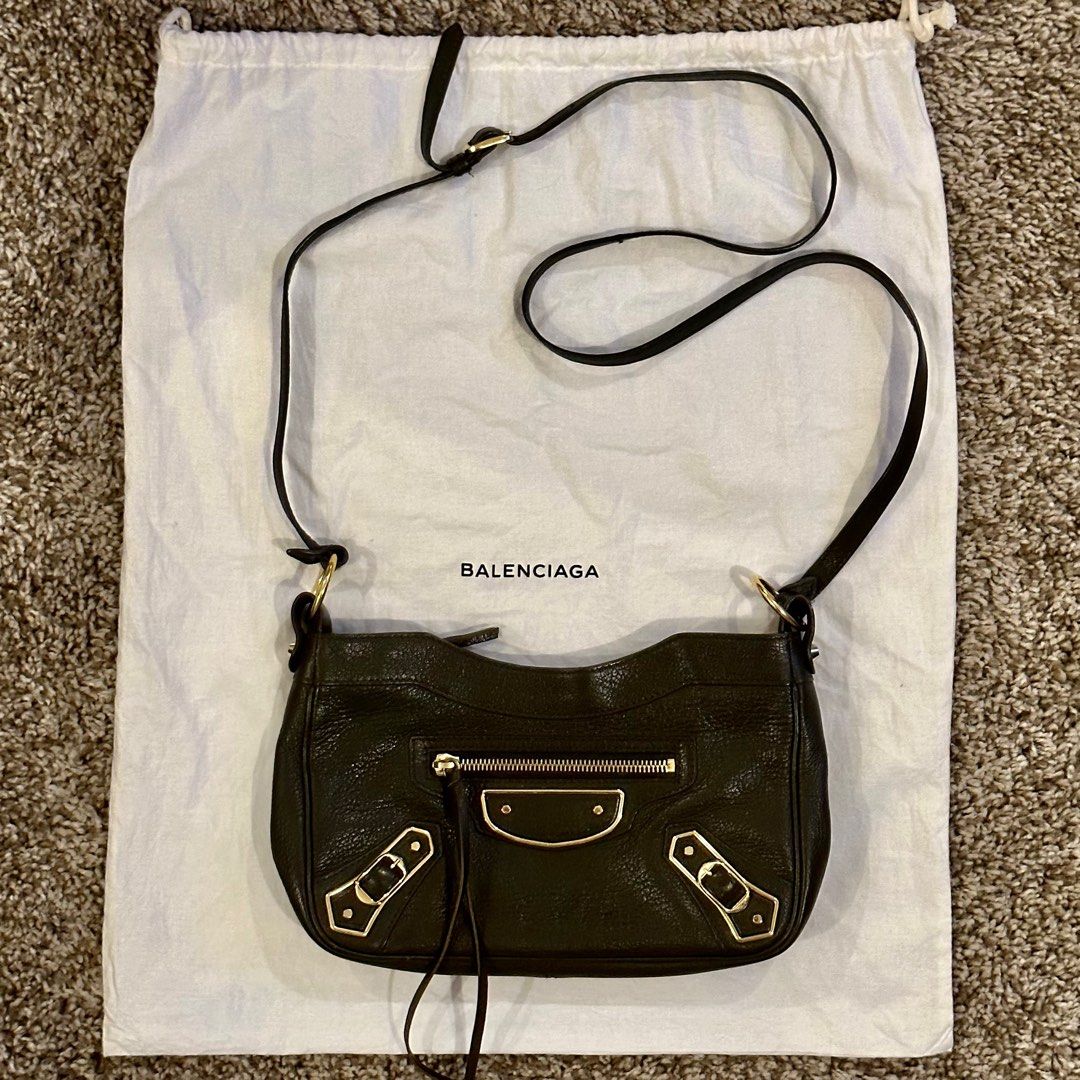 Balenciaga Hip Bag (Category: Luxury Bags & Wallets) located in Manila. Submitted by beyondthebag (Listing ID 1252784820, Image 1). Description: Condition: 8.5/10 ✨ Rank: A (excellent condition! ✨) With dustbag Very minimal signs of use of course since this is one of my go to bags 🥰 but otherwise excellent.