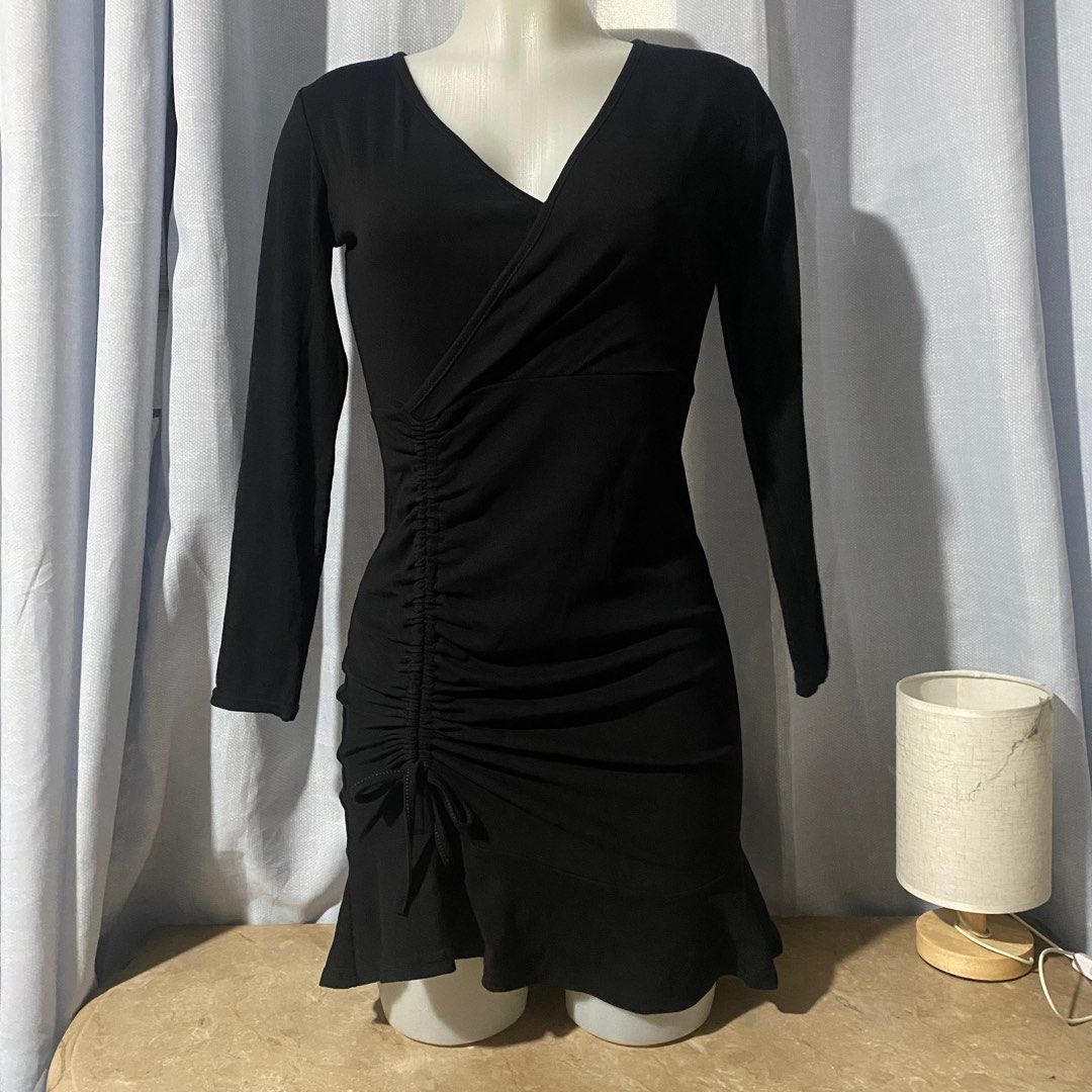 Black Ruched Long Sleeves Dress (Category: Dresses) located in Valenzuela. Submitted by danabananani (Listing ID 1252686406, Image 1). Description: • Used once • Fits small to medium frame.