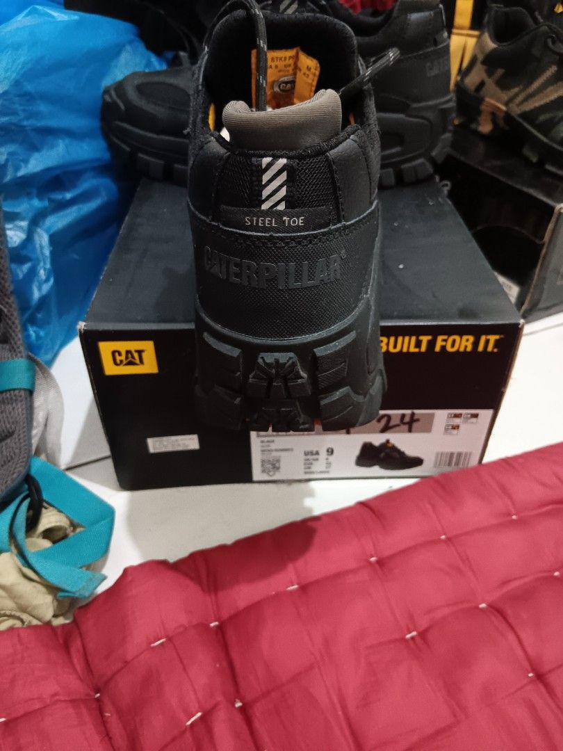 Caterpillar boots. Bought rm509. Selling cheap Sports Equipment