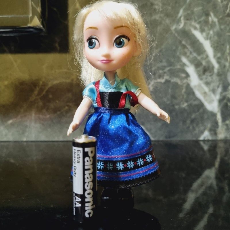 Elsa mini animator shop doll playset