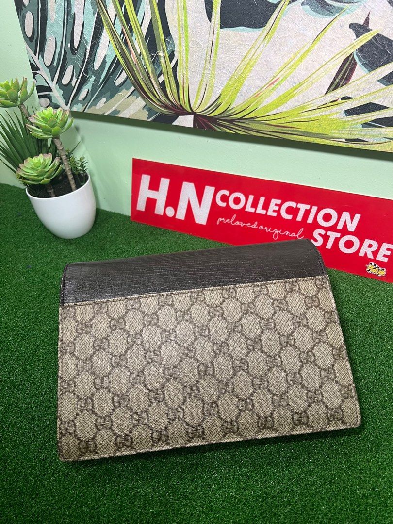 GUCCI GG SUPREME CLUTCH BAG