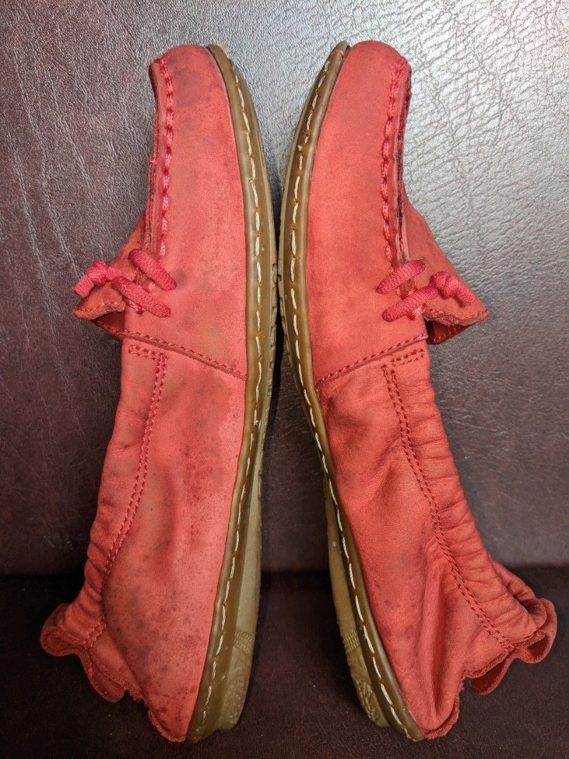 Hush Puppies Red Loafers (Category: Loafers) located in Quezon City. Submitted by mercurials (Listing ID 1252622776, Image 2). Description: Hush Puppies Red Leather Loafers In well used condition Cleaned already With some defects (stains; sole has been previously sewed but needs repair already-see last photo) Please manage expectations. Slight variation in color due to lighting. Payment thru Gcash/Maya. Shipping c/o buyer thru Grab or Lalamove..
