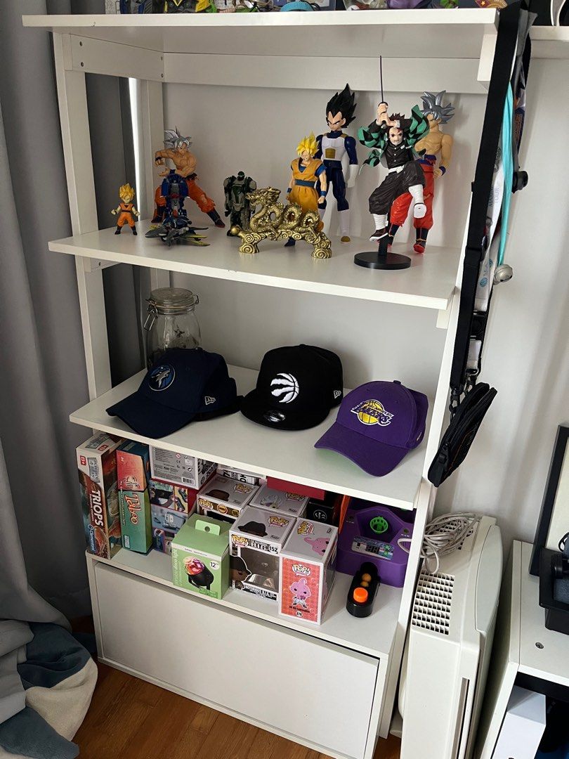 Room update! 💖🌸 I know I need risers for my Miku shelf 😭 : r/AnimeFigures