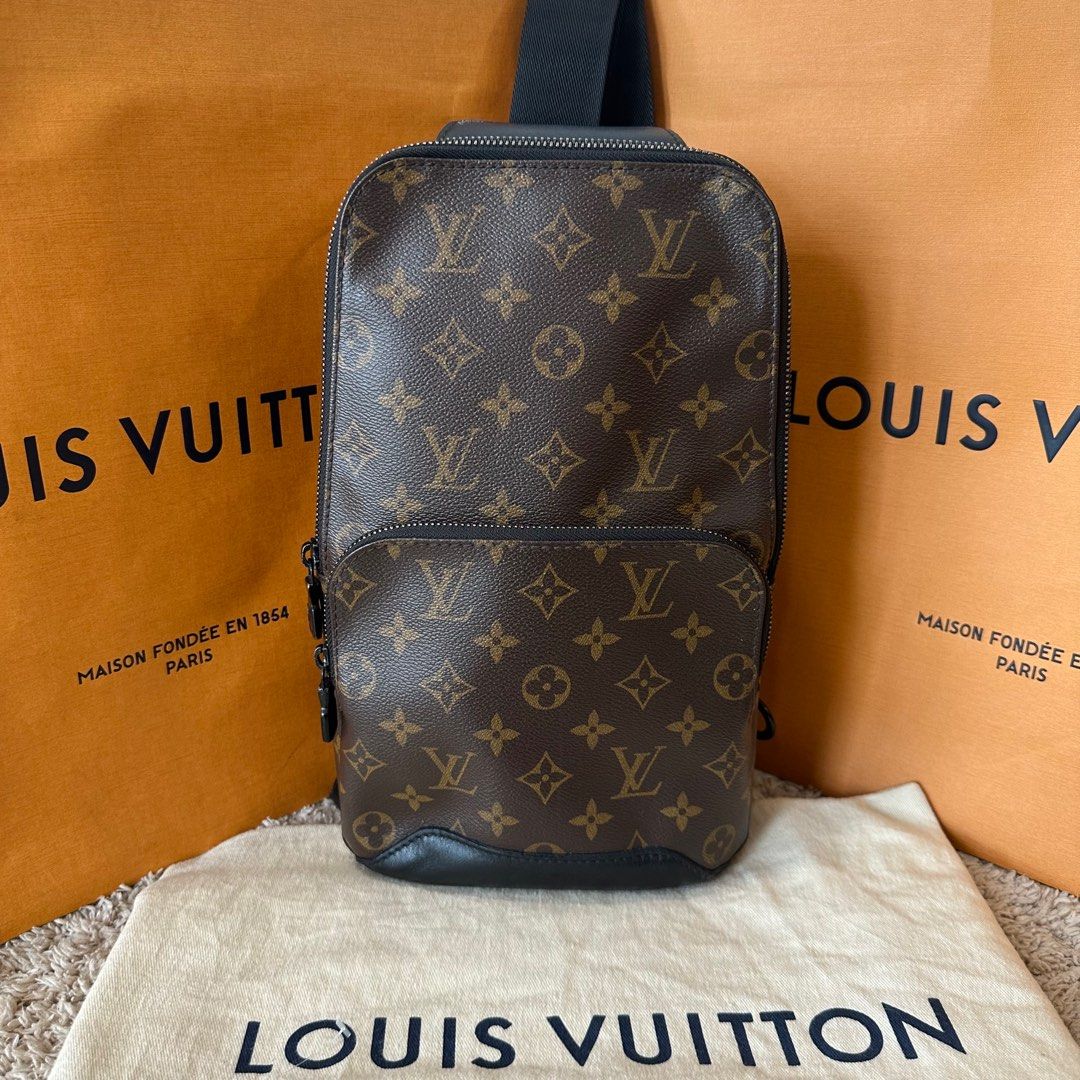 Gorgeous Authentic Louis Vuitton Onyx Infini Leather Avenue Sling