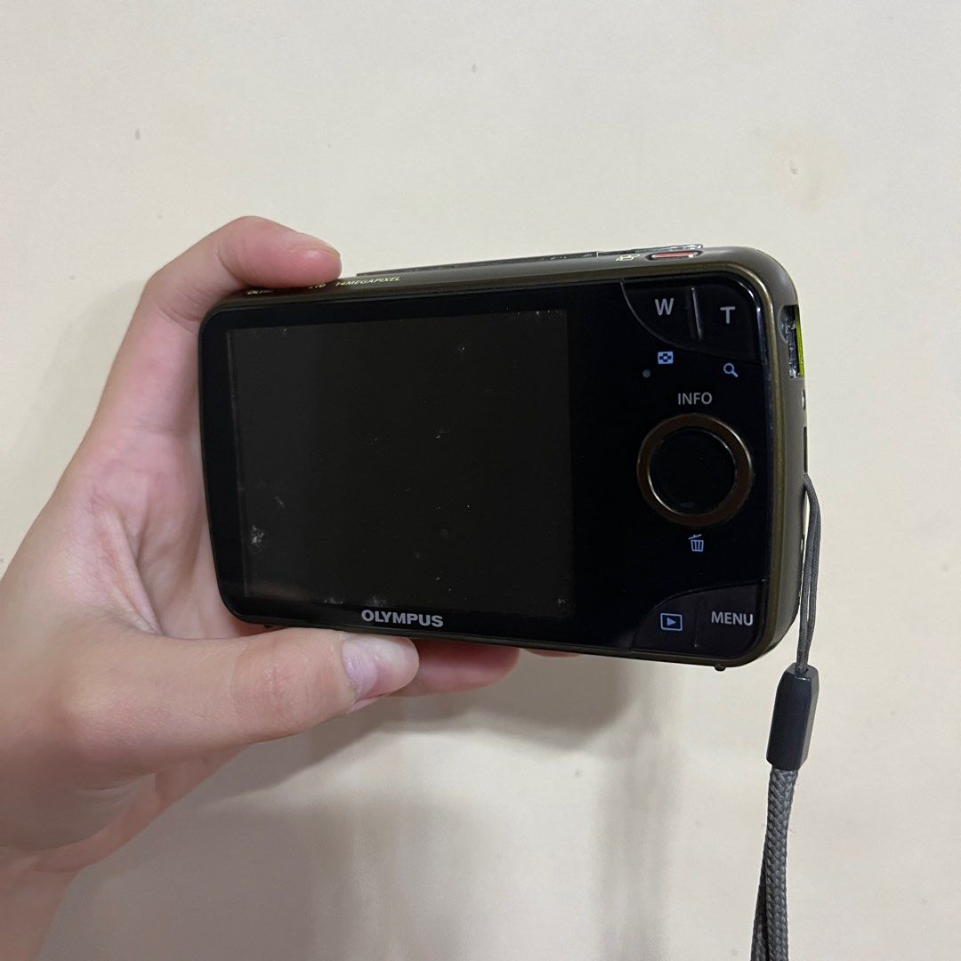 OLYMPUS VH-210 Digital Camera (Category: Cameras) located in Manila. Submitted by mmeowsz (Listing ID 1252740179, Image 3). Description: OLYMPUS VH-210 ⤷ ₱6,500 ⤷ no issue ⤷ fully functional ⤷ inclusions: unit, battery, universal charger, strap, sd card ⤷ body cosmetics: 8/10 with signs of usage! - please manage your expectations 🧸 Design: * Beautiful rounded design in Kiwi Green * Super-slim body for go-anywhere portability * All-metal casing w