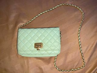 (Category: ) located in . Submitted by declutteringshop1011 (Listing ID 1252719922, Image 1). Description: .