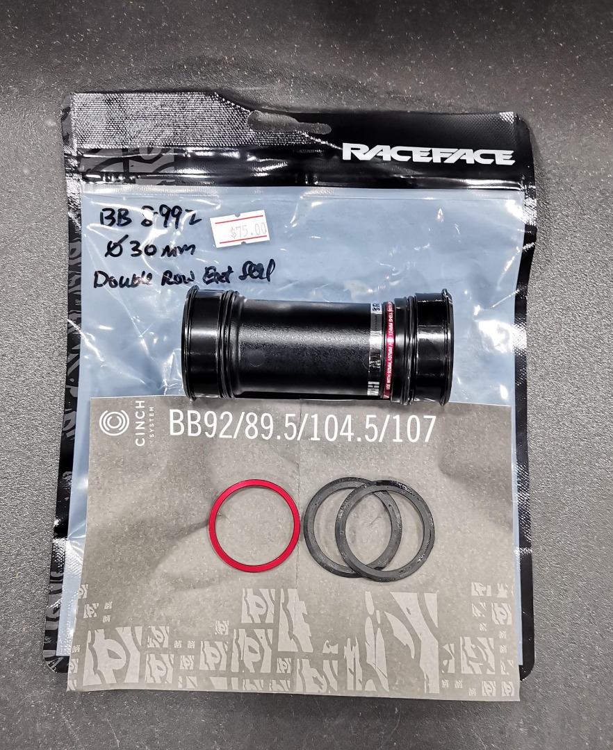 Race Face Bottom Bracket 8992DIA 30MM Double Row EXT SEAL, Sports