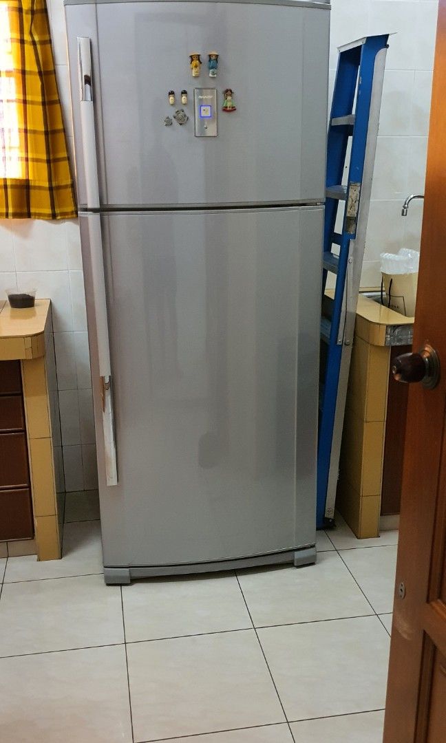 Sharp Fridge (Category: Refrigerators & Freezers) located in Klang. Submitted by chiewkweepeng (Listing ID 1252681793, Image 1). Description: Sharp Fridge Pm for me info.