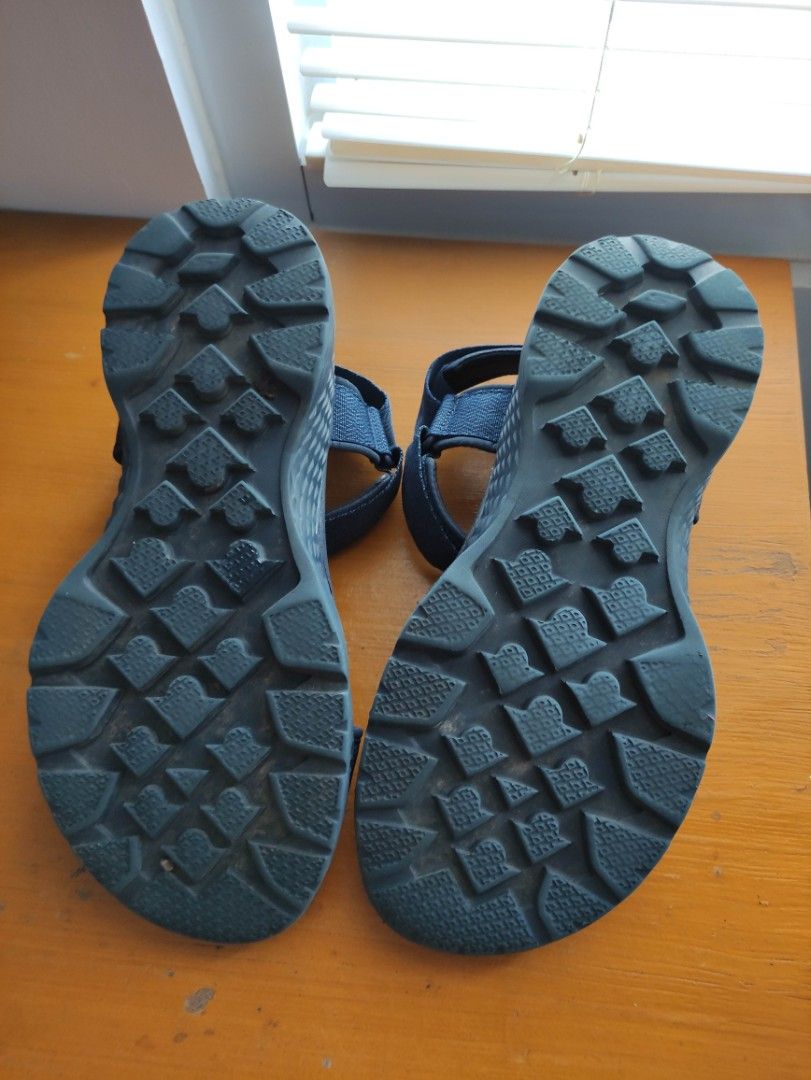 Skechers goga max sendal gunung, Fesyen Pria, Sepatu Sandal di