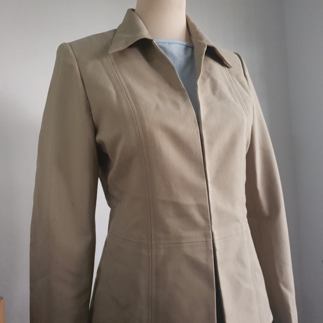 TAILORED Blazer (Category: Coats, Jackets and Outerwear) located in San Pedro. Submitted by open_stash (Listing ID 1252618987, Image 2). Description: TAILORED Blazer W 48 cm x L 60 cm Tagsize: Fits S - M Removable shoulder pads Inner top not included.