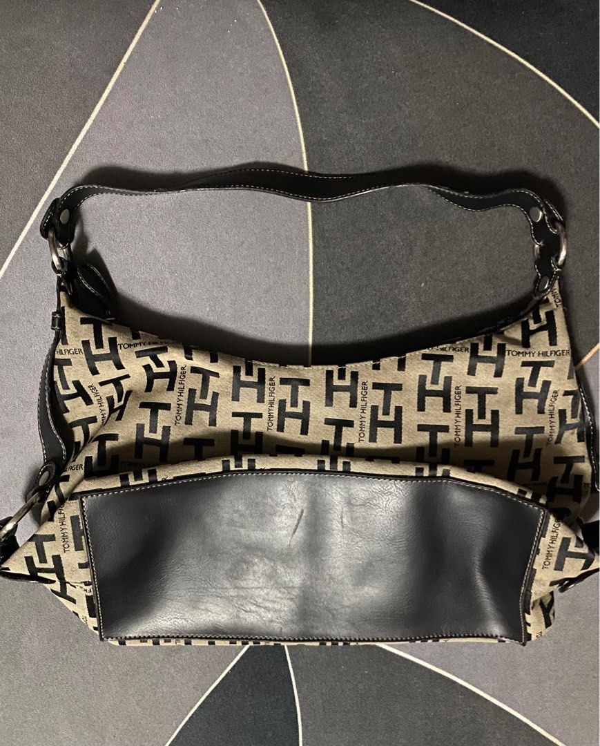 Vintage Tommy Hilfiger Shoulder Bag (Category: Shoulder Bags) located in Quezon City. Submitted by cbustos25 (Listing ID 1252696817, Image 2). Description: .
