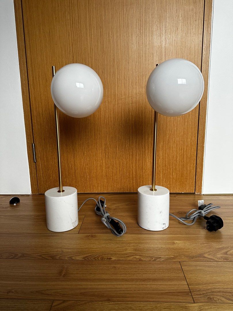 Sphere and store stem table lamp