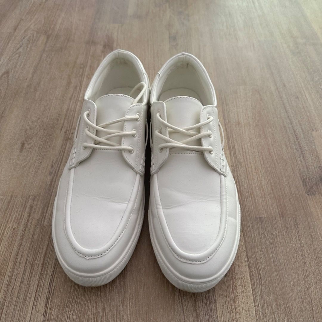 White boat shoes in faux leather