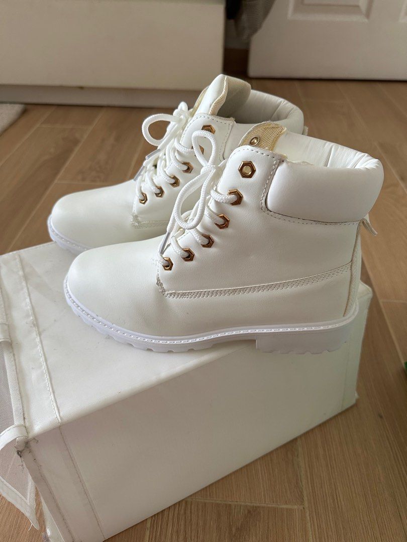 White timbs shop with gold chains