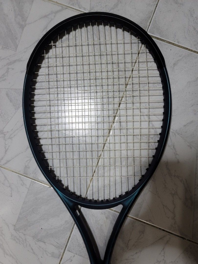 Wilson ultra v4 grip 2 95% newTennis Racket, 運動產品, 運動與體育