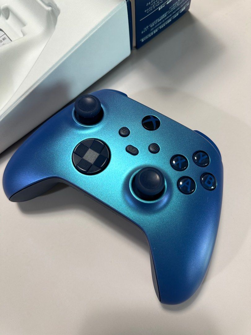 Xbox Core Wireless Controller – Aqua Shift Special Edition
