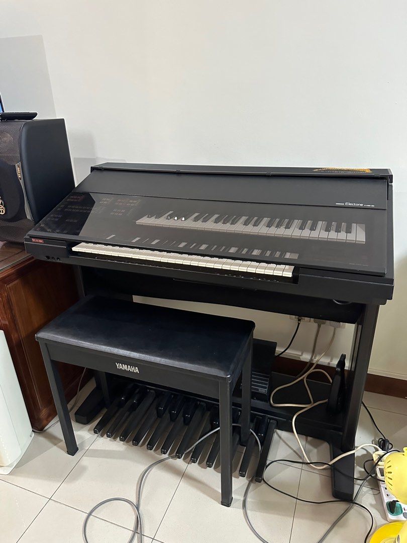 ヤマハの昔の１つのブランドであるカイザーのグランドピアノ - 鍵盤 