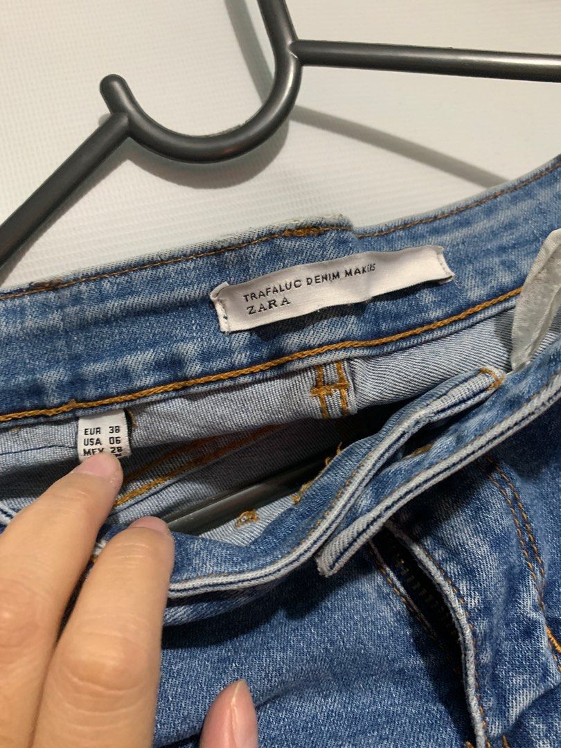Zara Maong Jeans Pants (Category: Jeans) located in Bacoor. Submitted by liniswardrobe (Listing ID 1252593662, Image 2). Description: Zara Original Maong Pants (Skinny Fit) US 06 Fit size 26-27 No when worn RFS: gained weight.