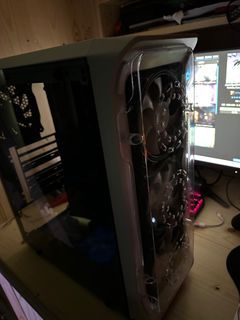電腦機箱，內附送3個RGB風扇+兩個普通機箱風扇