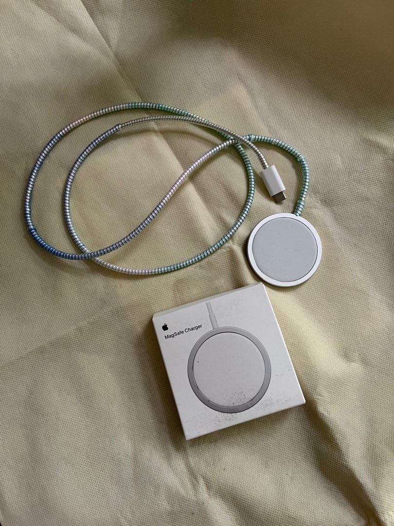APPLE MAGSAFE BOUGHT FROM POWERMAC (Category: Chargers) located in Makati City. Submitted by grizzlybear95 (Listing ID 1257529391, Image 2). Description: BARELY USED LIKE NEW FREE WIRE PROTECTION ALREADY WORKING; NO ISSUES.