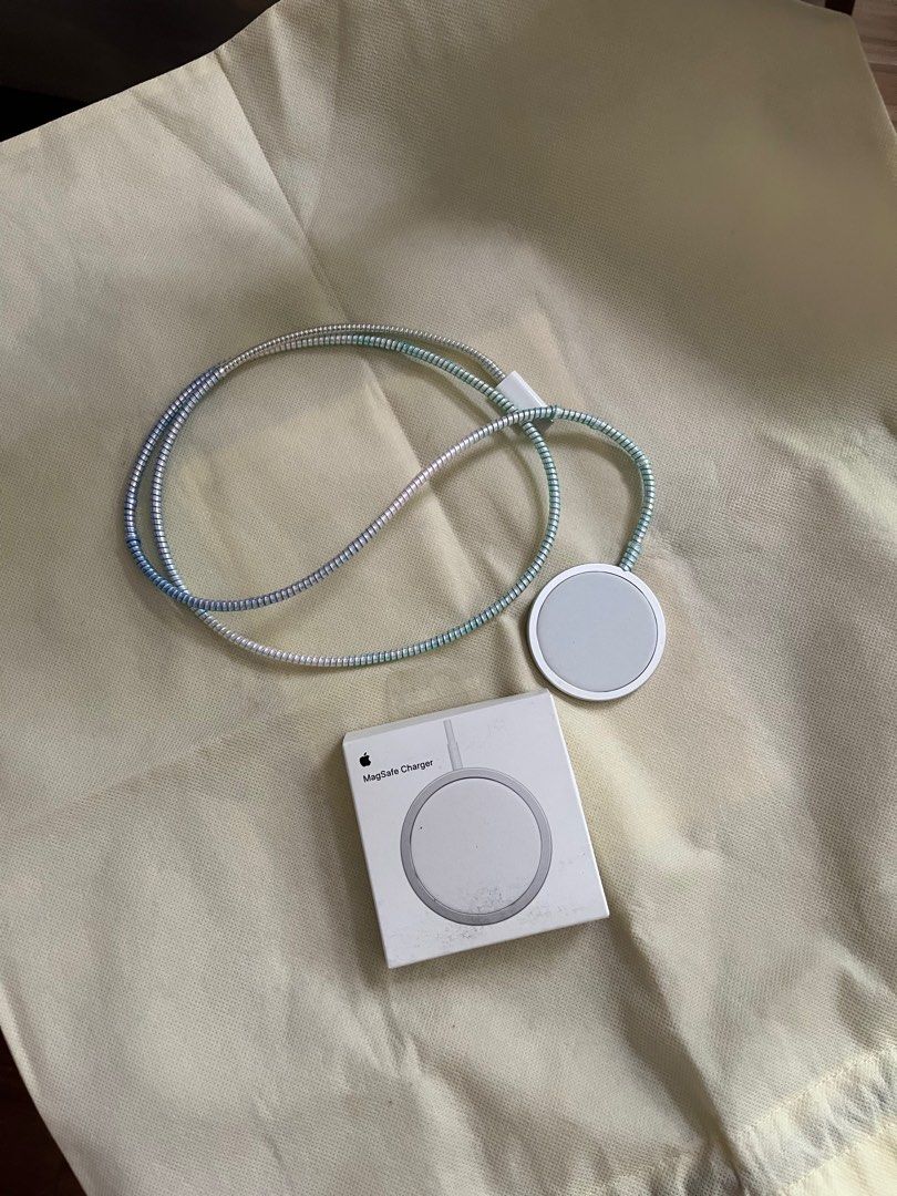 APPLE MAGSAFE BOUGHT FROM POWERMAC (Category: Chargers) located in Makati City. Submitted by grizzlybear95 (Listing ID 1257529391, Image 3). Description: BARELY USED LIKE NEW FREE WIRE PROTECTION ALREADY WORKING; NO ISSUES.
