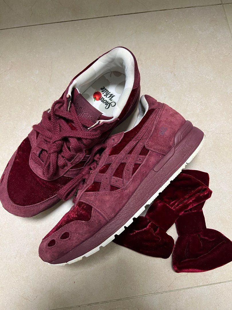 Asics store snow white