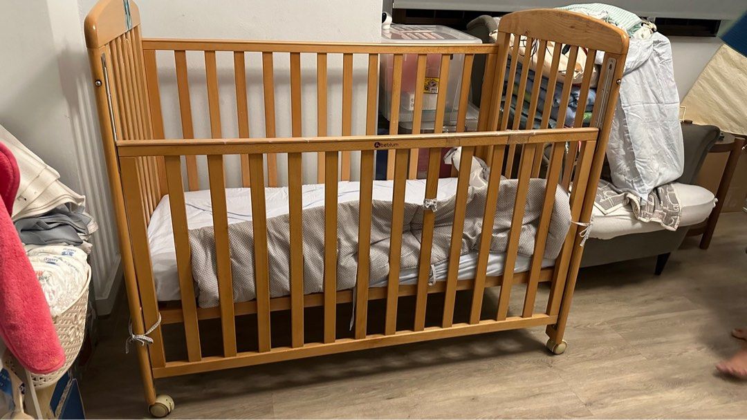 Baby cot 2025 with adjustable side