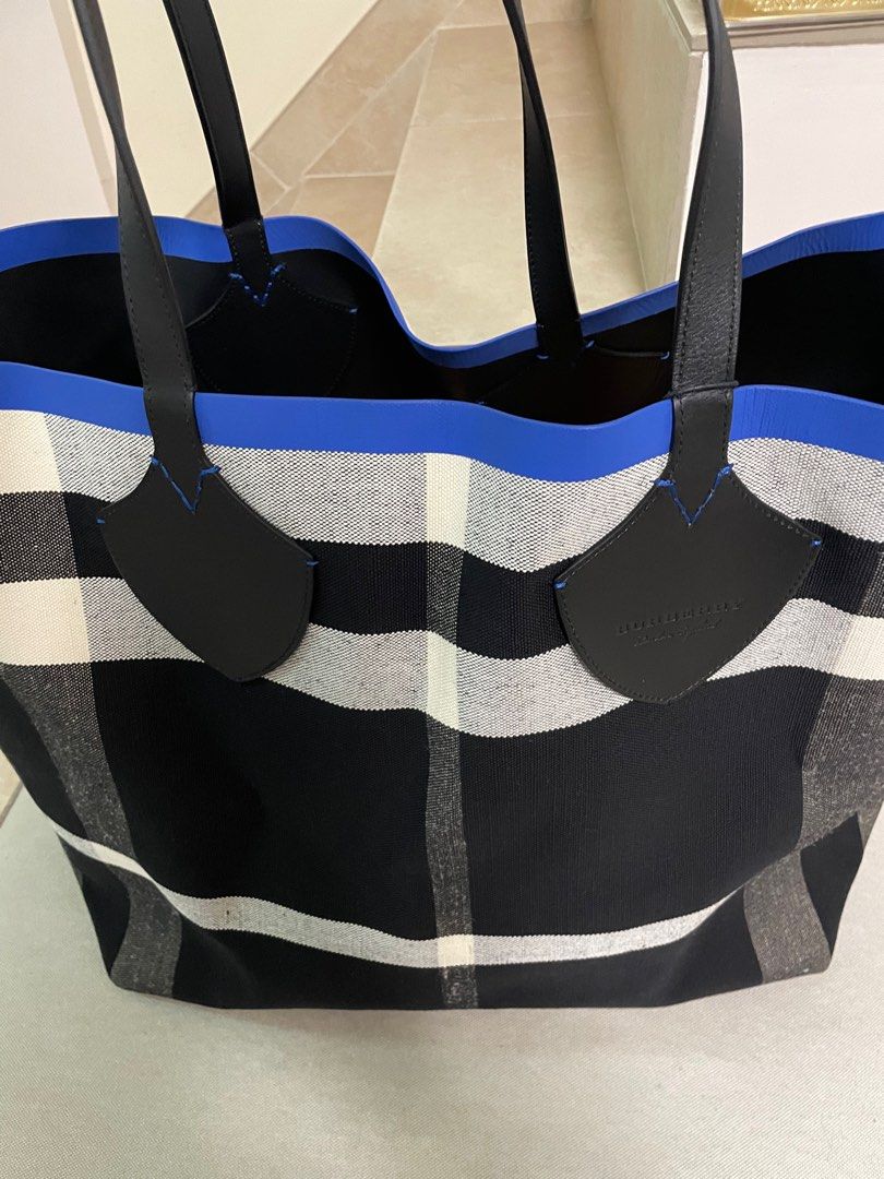 Burberry tote sales bag 2017