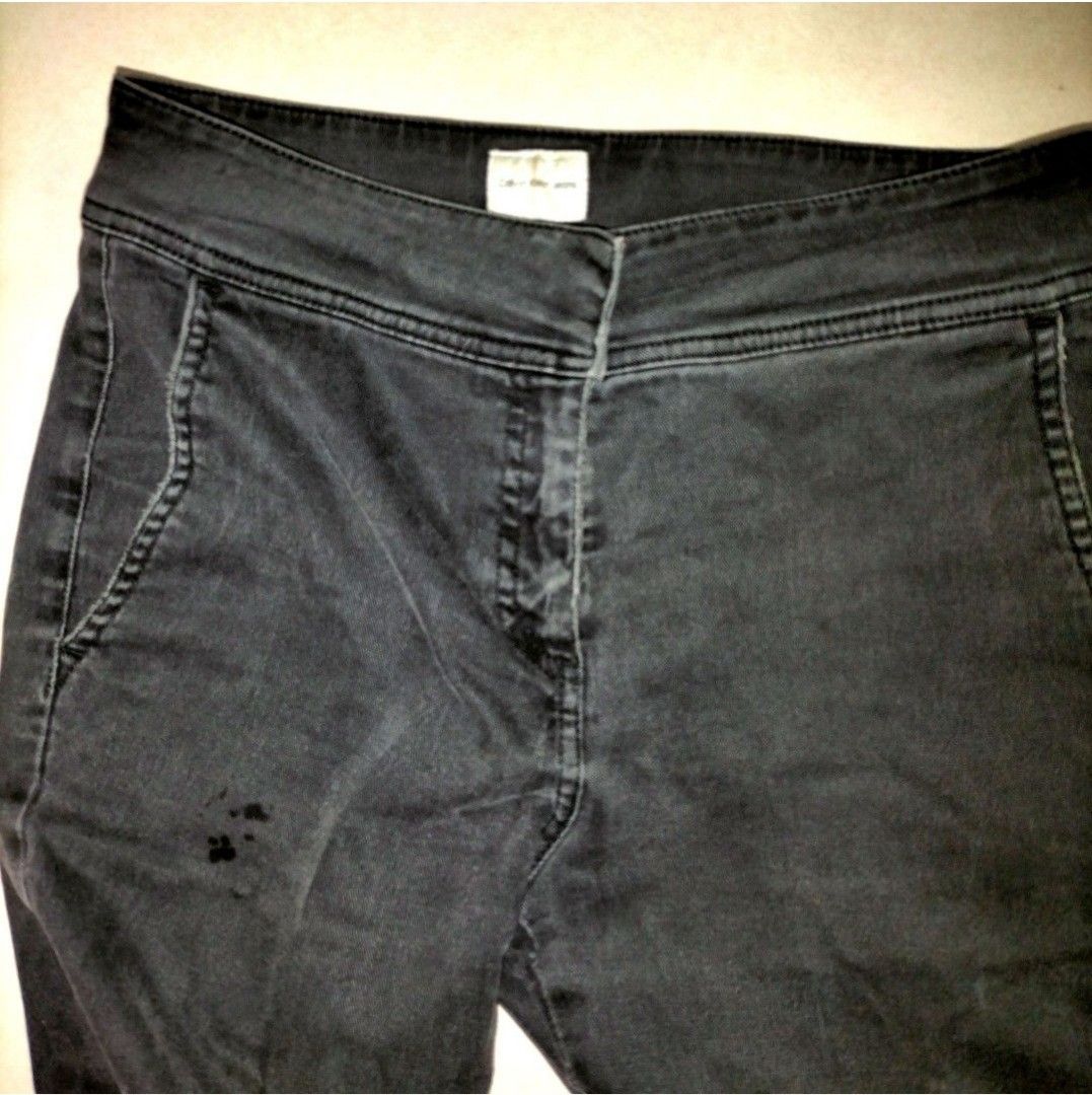 . (Category: Jeans & Leggings) located in Singapore. Submitted by tkftc (Listing ID 1257533530, Image 1). Description: worn few times and hand washed.