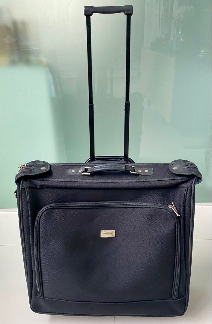 Garment bag with pockets top