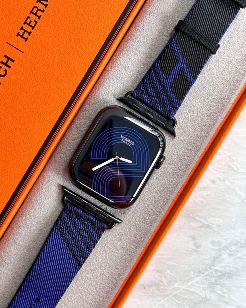 Apple Watch Hermès Series 8 GPS + Cellular, 45mm Space Black Stainless  Steel Case with Navy Swift Leather Single Tour