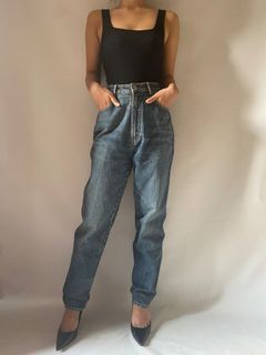 Highwaisted dark washed mom jeans
