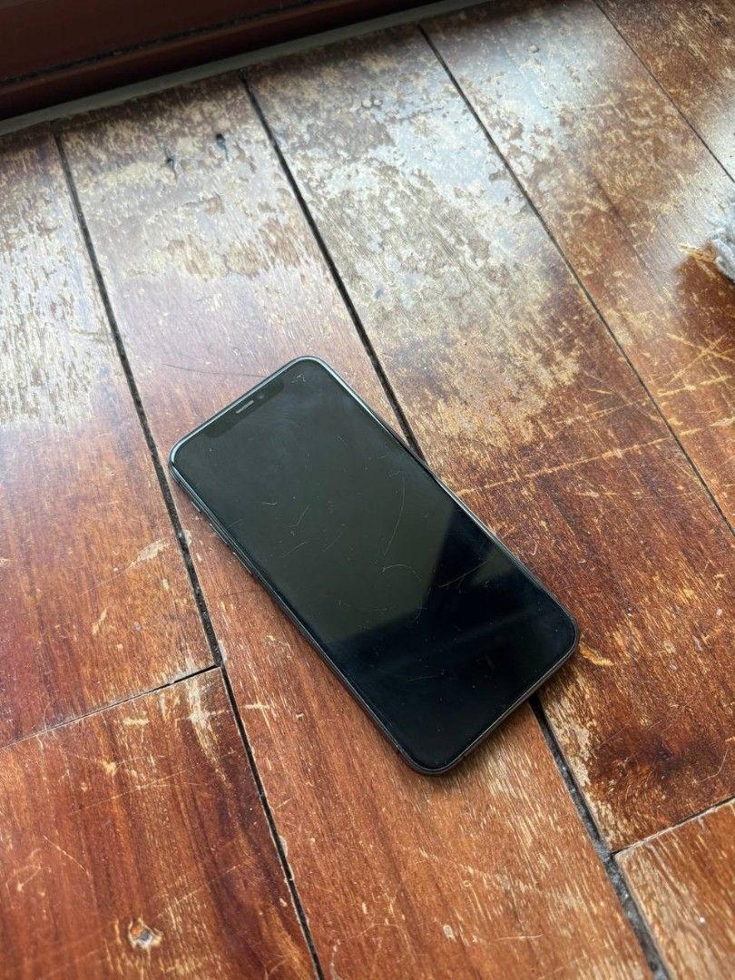 (Category: iPhone 11 Series) located in Singapore. Submitted by damnpro (Listing ID 1257608452, Image 1). Description: Selling my current phone as I need some money for my education expenses. I am open to nego, pm me for more information/ pictures/ videos - the faster the deal the better:-) Comes with a box but no charger. Has 1 EXTREMELY small dot dead pixel- pls see last pic.