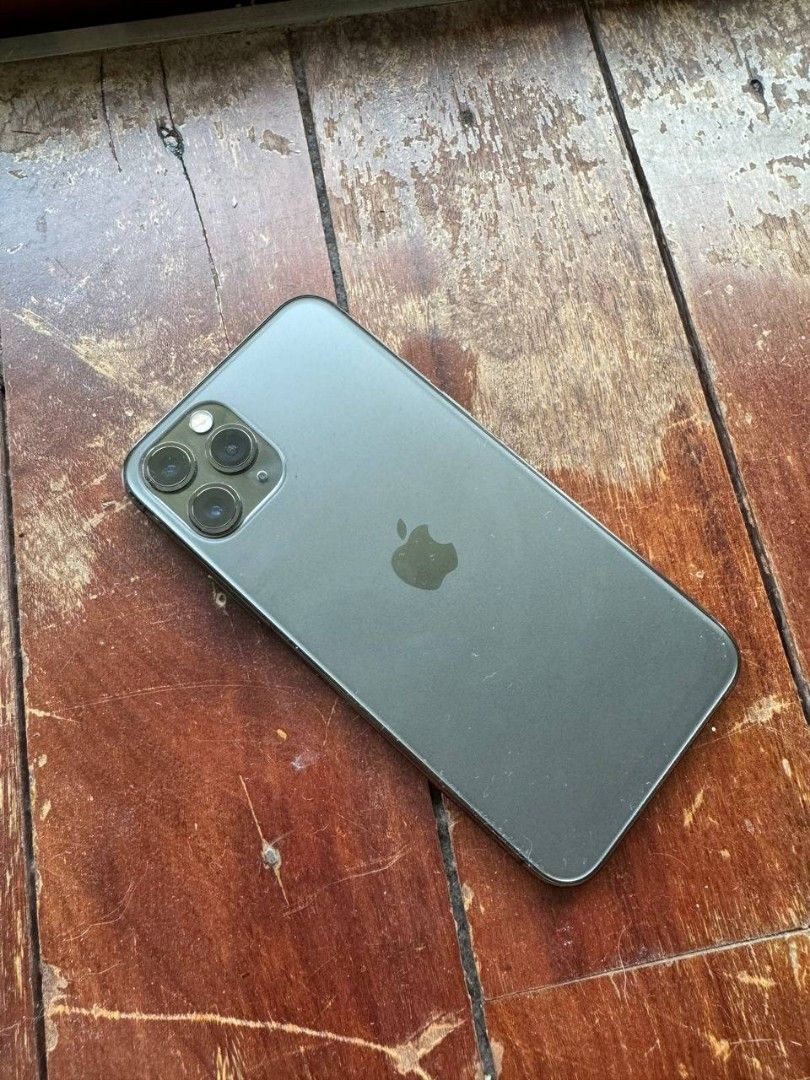 (Category: iPhone 11 Series) located in Singapore. Submitted by damnpro (Listing ID 1257608452, Image 2). Description: Selling my current phone as I need some money for my education expenses. I am open to nego, pm me for more information/ pictures/ videos - the faster the deal the better:-) Comes with a box but no charger. Has 1 EXTREMELY small dot dead pixel- pls see last pic.