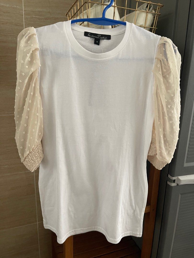 Kamiseta white Willie Top (Category: Blouses) located in Manila. Submitted by jay_bee888 (Listing ID 1257675354, Image 1). Description: Kamiseta white willie top Bnew with tag Size medium With garterized puffsleeves cream Color Very class and nice nice in actual Rfs: wrong size.