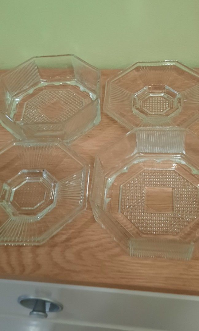 Kitchenware (Category: Cookware & Accessories) located in Singapore. Submitted by radahoc12 (Listing ID 1257604759, Image 3). Description: Octoganal Shaped Glass Serving dish, suitable for sweet or dessert. Clearing at low cost $8 for a set.