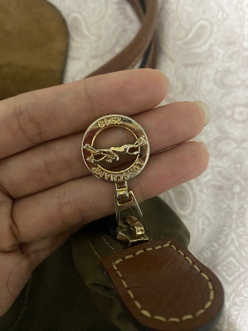 Longchamp medium tote (Category: Luxury Bags & Wallets) located in Quezon City. Submitted by jena.lejano (Listing ID 1257623513, Image 3). Description: Pre-loved LongChamp Tote medium size 100% original! Condition: well-used may butas na malilitt sa corners. other than that wala na NO COD! NO to BARAT! Meet-up or send payment first ONLY! See less.