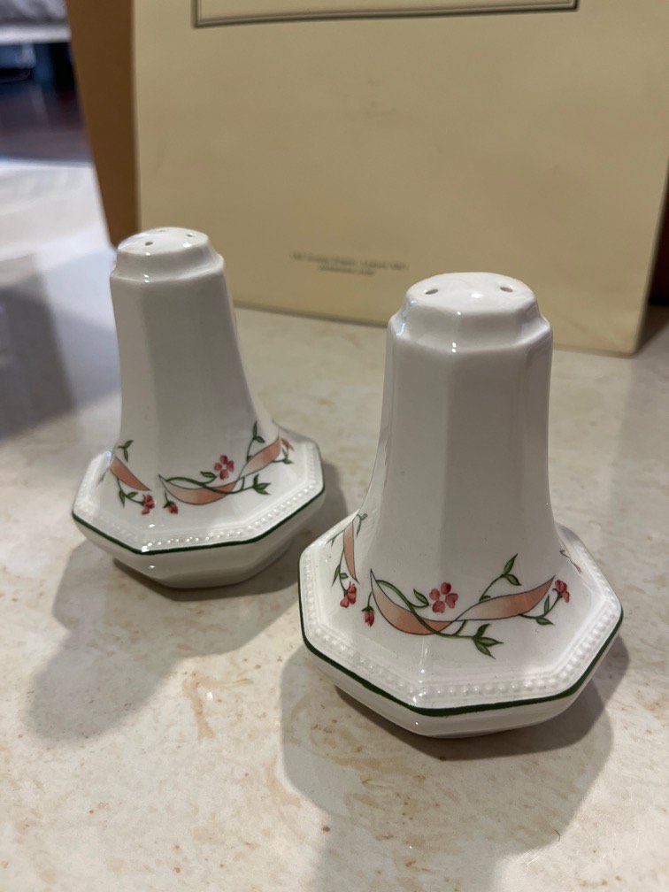 Made in England salt pepper shaker, Furniture & Home Living