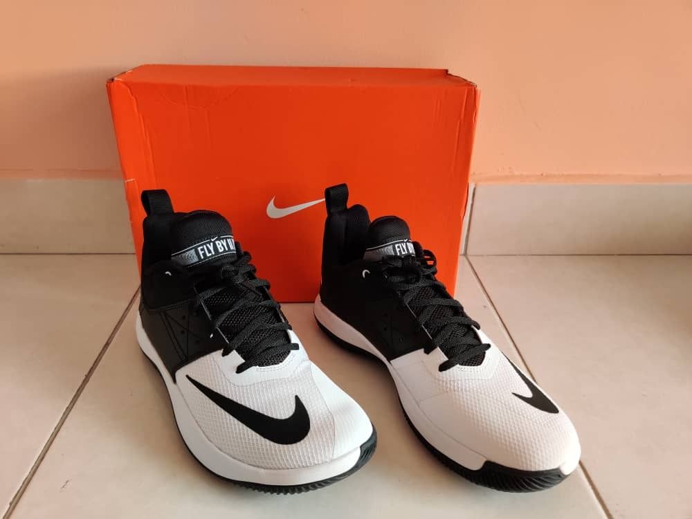 Nike flyby low outlet black and white