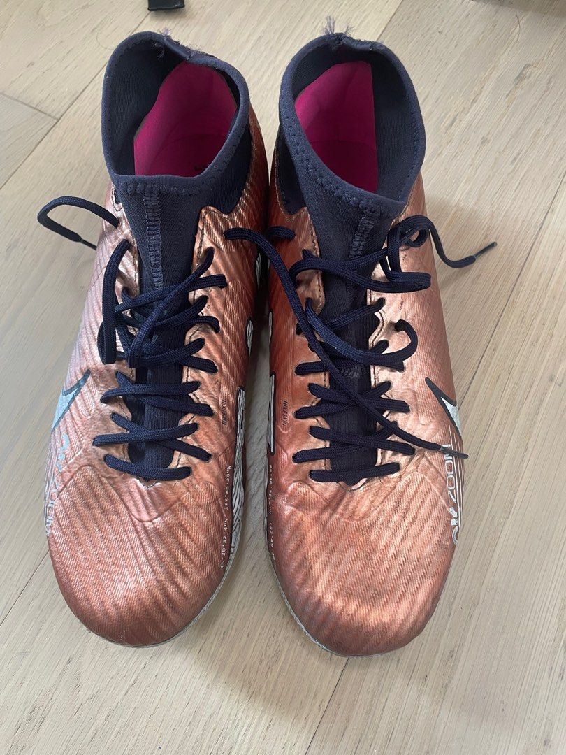 Nike Football boots, 運動產品, 運動與體育, 運動與體育 球拍和球類運動 Carousell