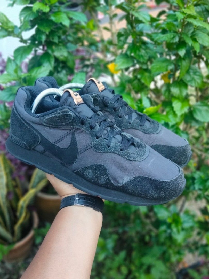 NIke venture runner triple black size 9uk 43