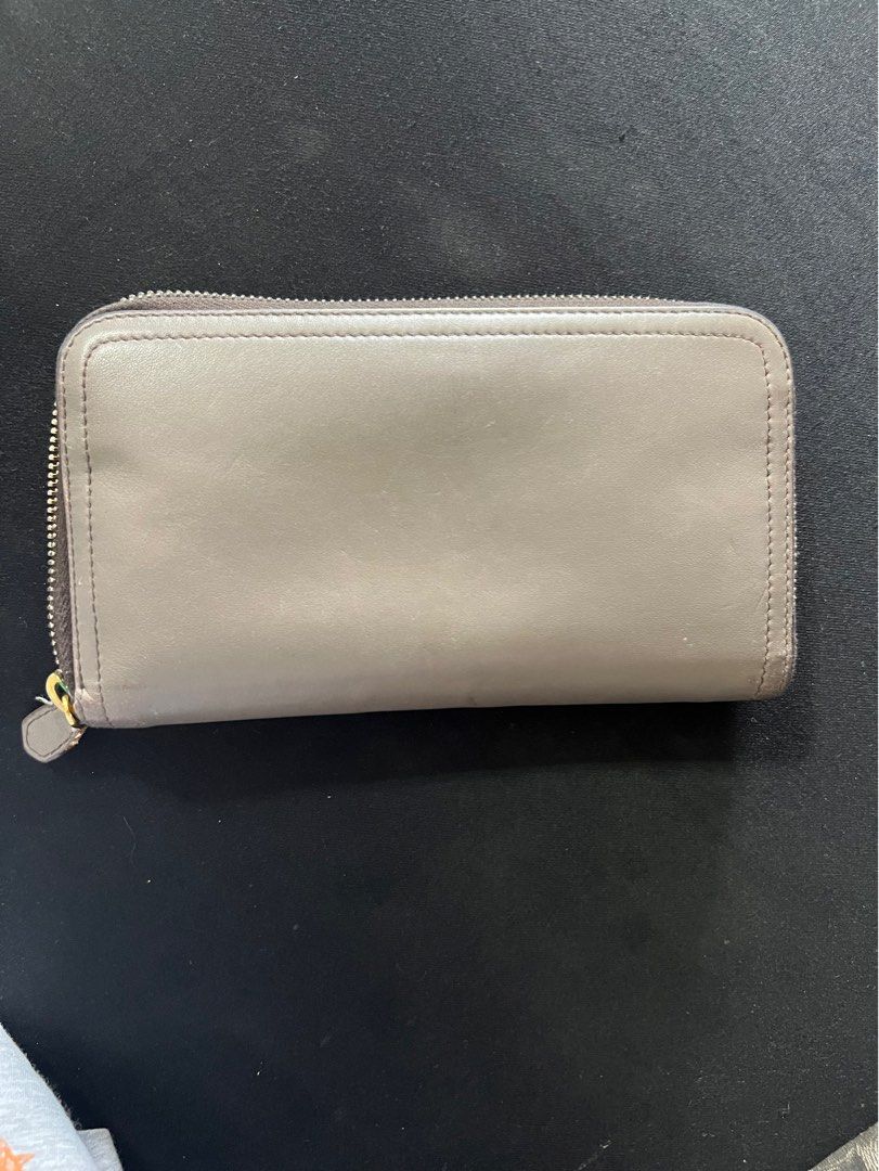 Pre loved Prada long wallet (Category: Wallets & Card holders) located in Makati City. Submitted by samfaves (Listing ID 1257581503, Image 2). Description: .