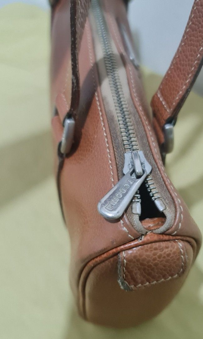 Renoma leather shoulder bag (Category: Shoulder Bags) located in San Pablo. Submitted by ShopbyLiz (Listing ID 1257601146, Image 3). Description: authentic genuine leather flaws: discoloration/dirt on the zipper area, rubs as.per last photos.