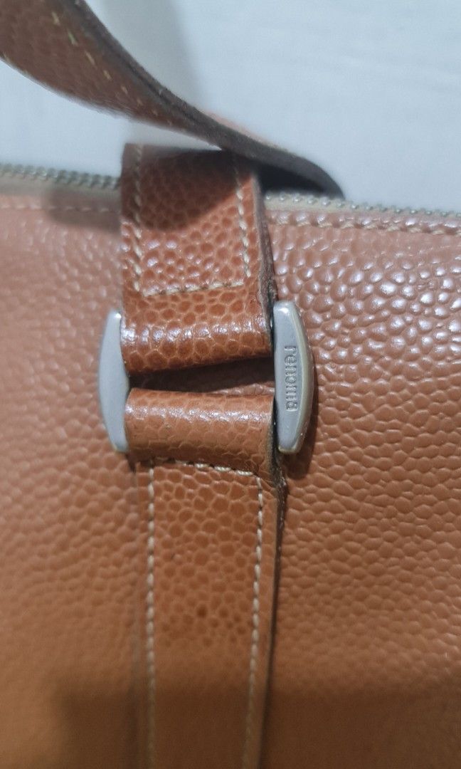 Renoma leather shoulder bag (Category: Shoulder Bags) located in San Pablo. Submitted by ShopbyLiz (Listing ID 1257601146, Image 2). Description: authentic genuine leather flaws: discoloration/dirt on the zipper area, rubs as.per last photos.