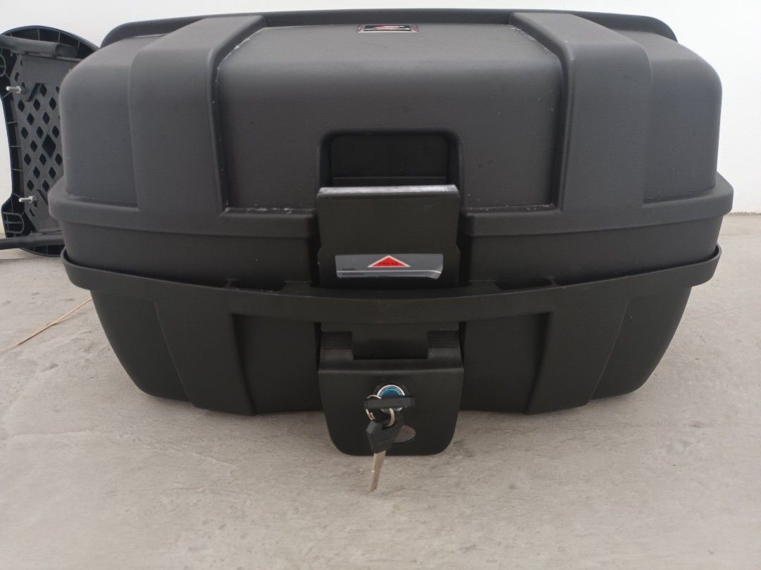 Selling Aerox V2 Rack and Box plus screw..Can look at the pics given ...