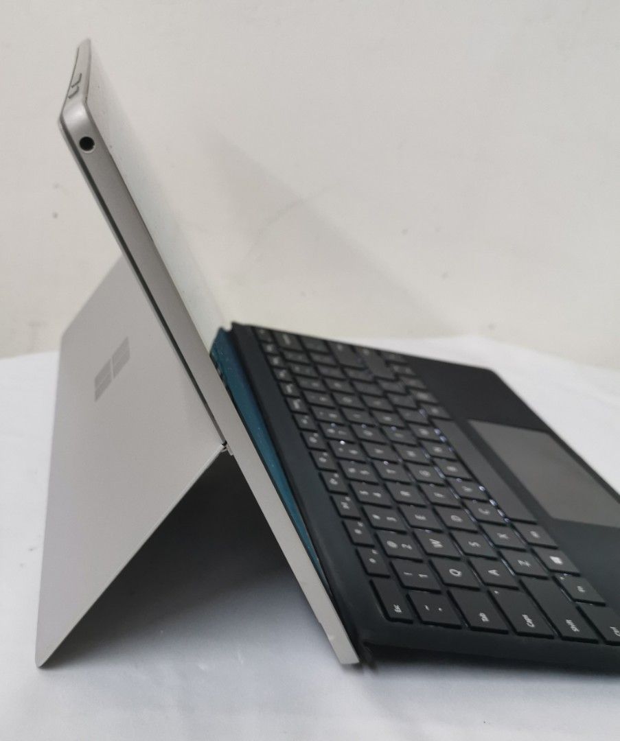 Surface Pro5 i7-7660U 8g ram 256g SSD 12.3