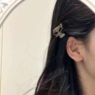 英國知名設計師品牌Vivienne Westwood黑色琺瑯時尚百搭髮夾 小夾子 代購服務